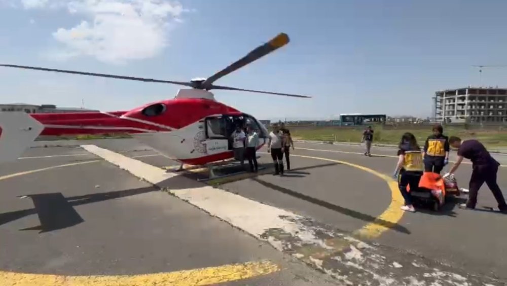 Derecik'te 17 yaşındaki hasta helikopter ambulansla Ağrı’ya sevk edildi