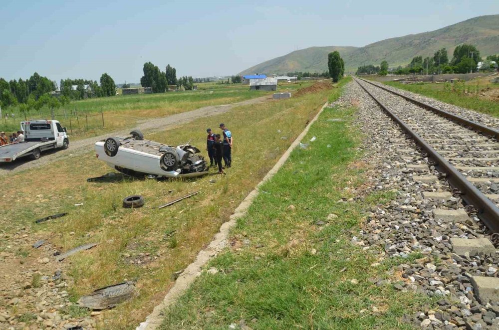 Muş’ta tren otomobile çarptı: 1 yaralı