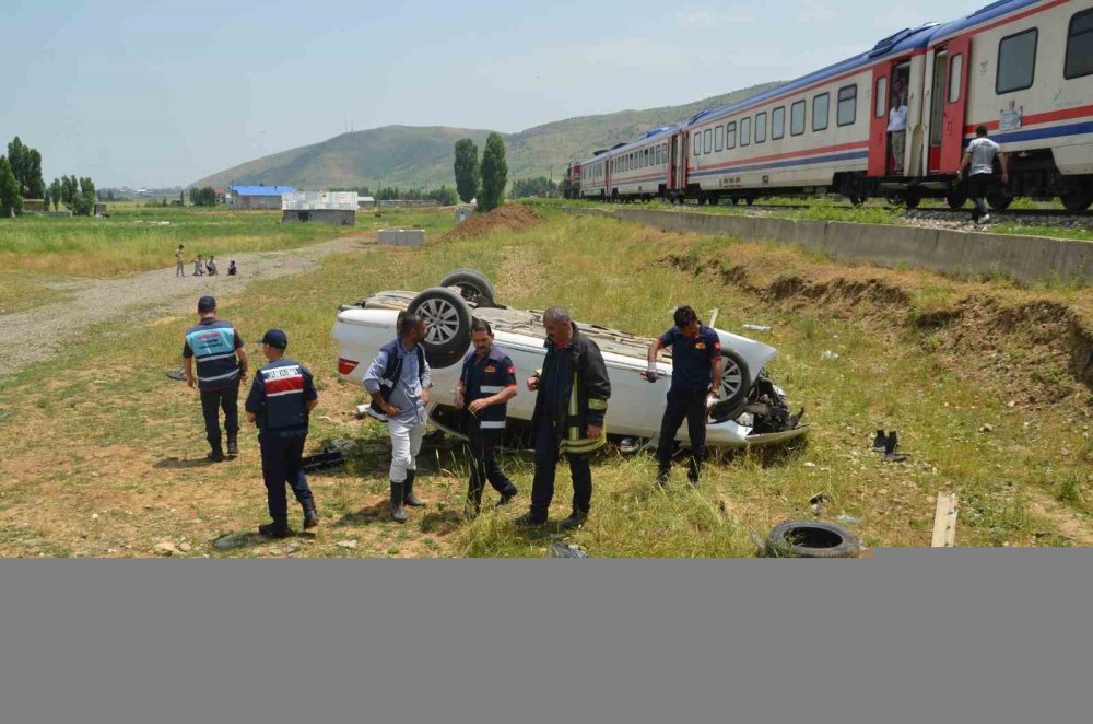 Muş’ta tren otomobile çarptı: 1 yaralı