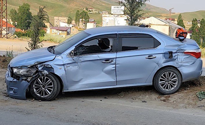 Yüksekova’da otomobil ile kamyon çarpıştı: 5 yaralı