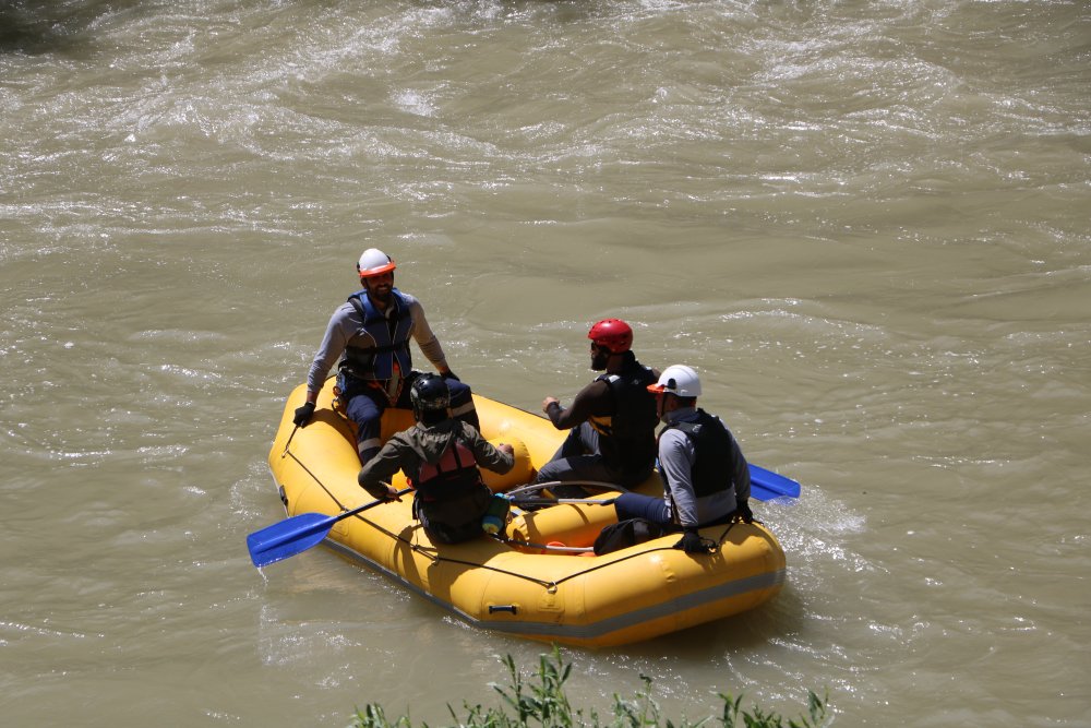 Zap Vadisi'ndeki elektrik arızasına rafting botu ile müdahale
