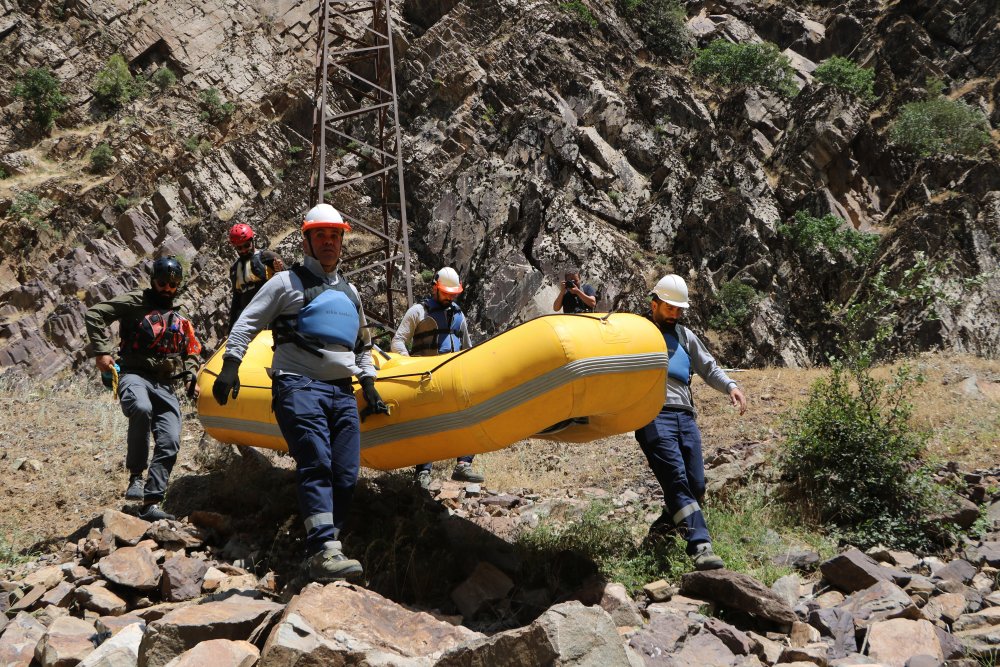Zap Vadisi'ndeki elektrik arızasına rafting botu ile müdahale