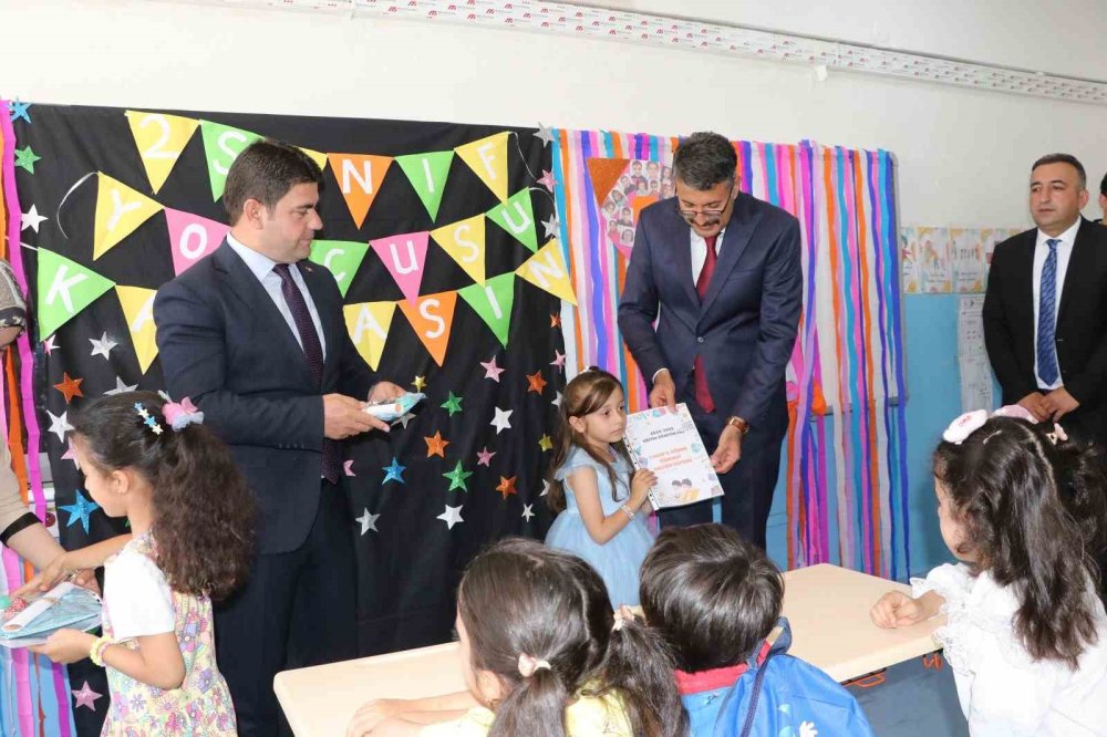 Çelik, karne heyecanına ortak oldu