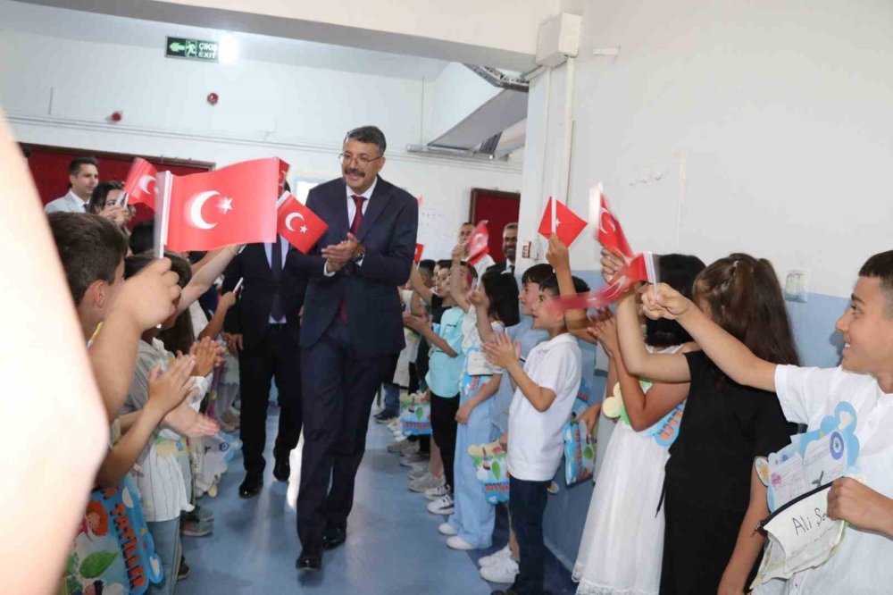 Çelik, karne heyecanına ortak oldu