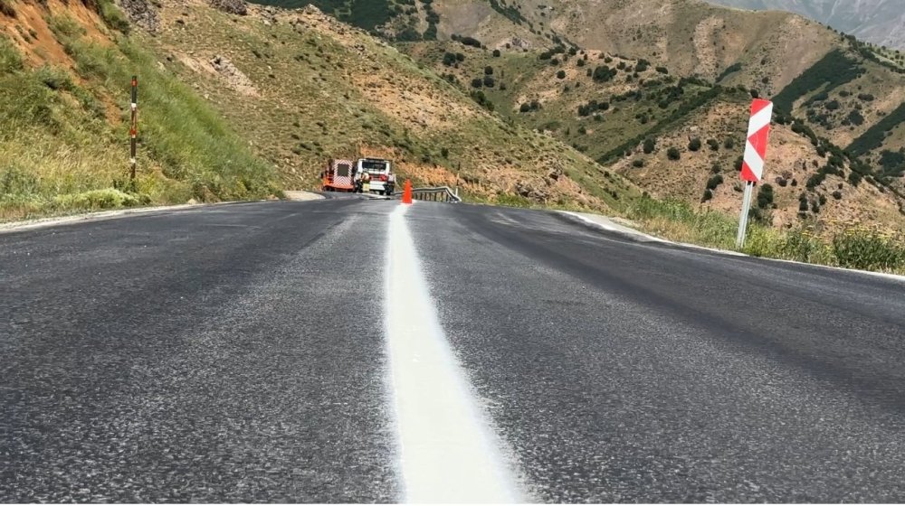 Şemdinli yolunda şeritler yenileniyor