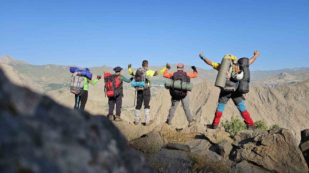 Hakkari’de dağcılar ayı ve dağ keçisi görüntüledi