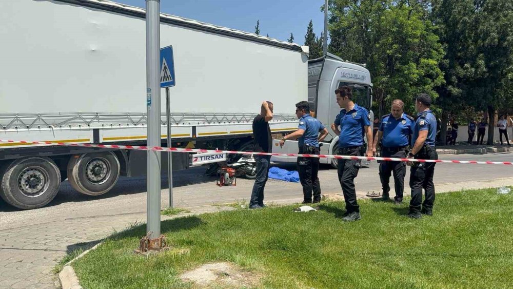 Antep’te tırın altında kalan motosikletteki 2 kişi hayatını kaybetti