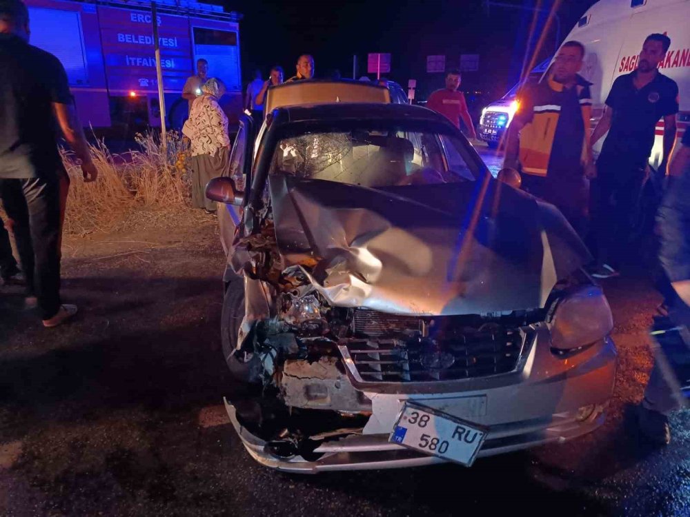 Erciş'te 2 otomobil çarpıştı: 9 yaralı