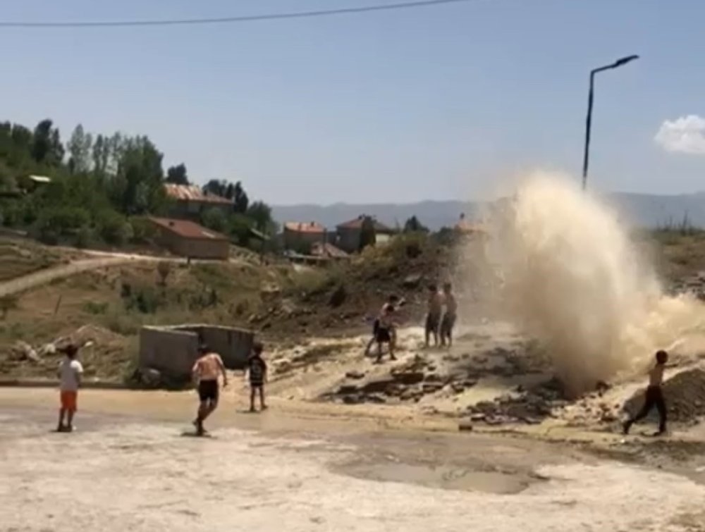 Patlayan su hattı çocukların serinleme durağı oldu