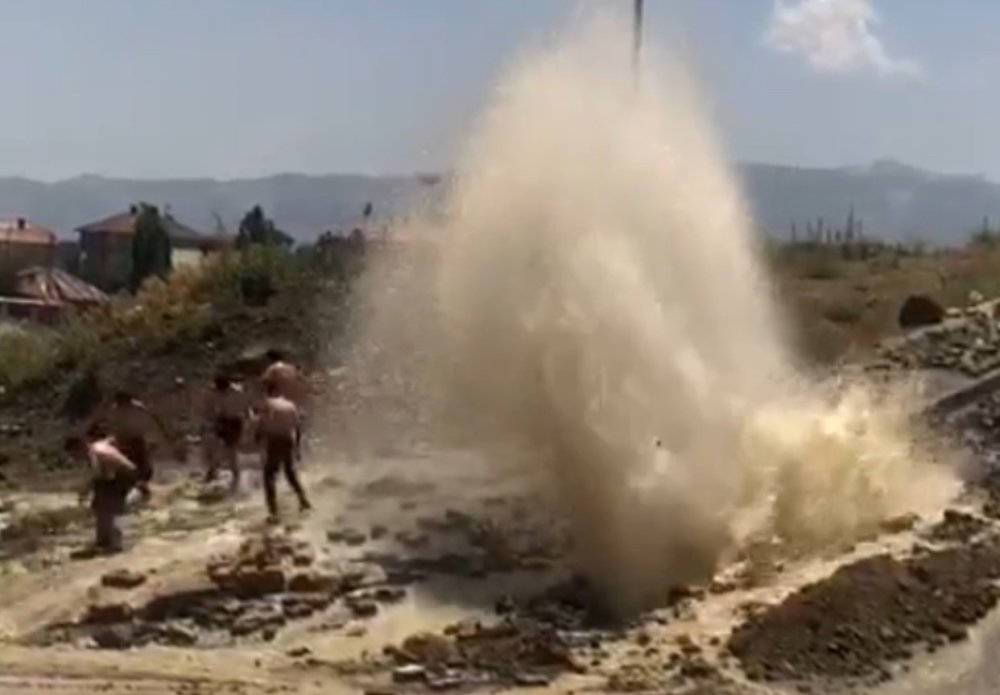 Patlayan su hattı çocukların serinleme durağı oldu