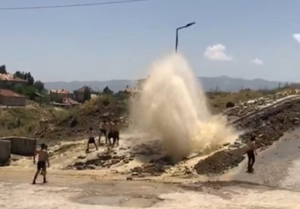 Patlayan su hattı çocukların serinleme durağı oldu