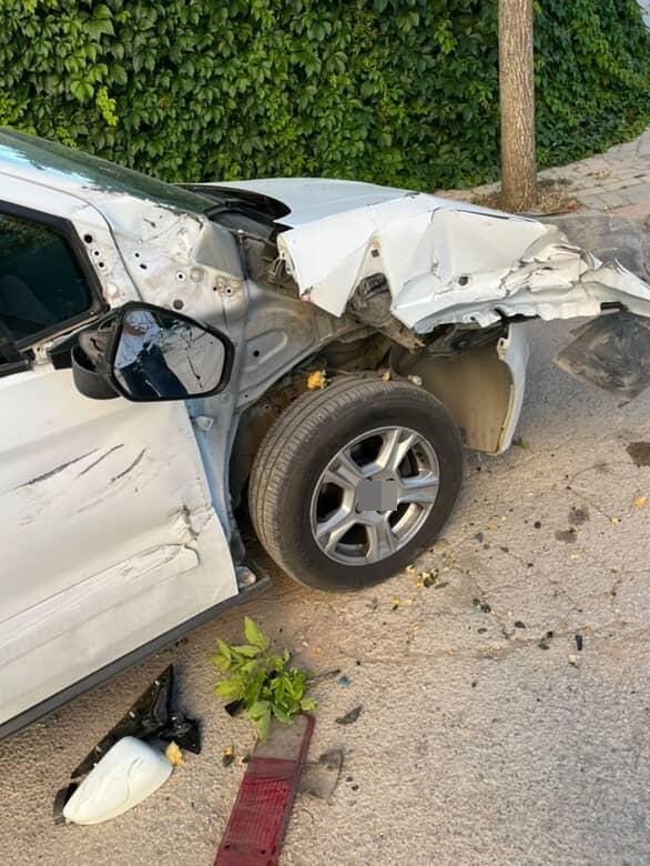 Tır, dorsesine takılı kalan aracı metrelerce sürükledi