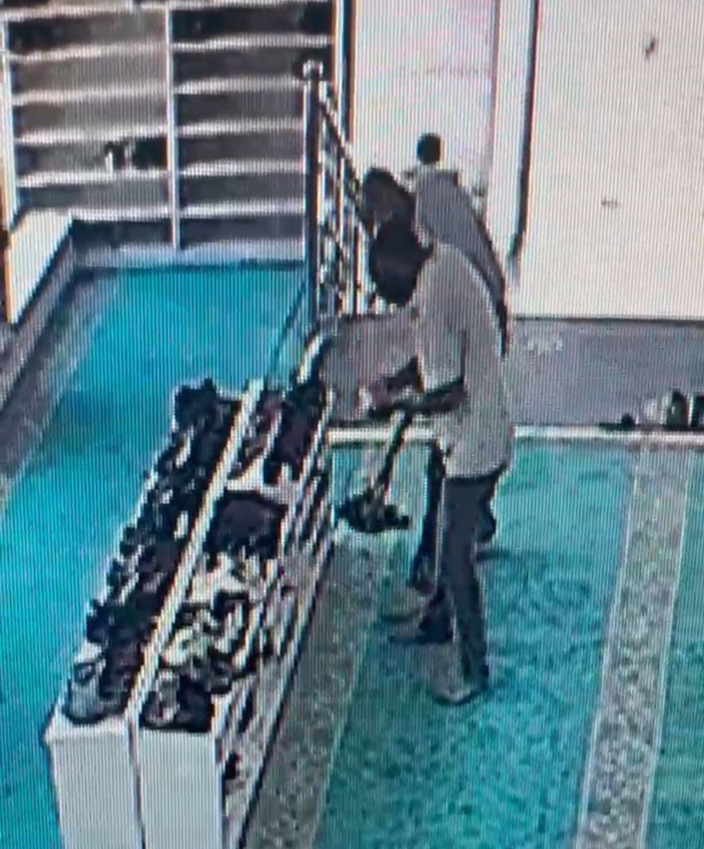 Camideki ayakkabı hırsızlığı güvenlik kamerasına yansıdı