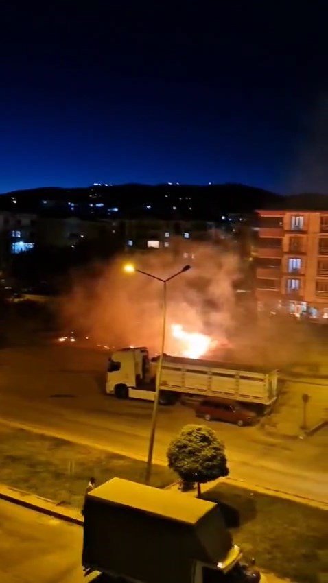 Elazığ’da boş arazide çıkan ot yangını söndürüldü