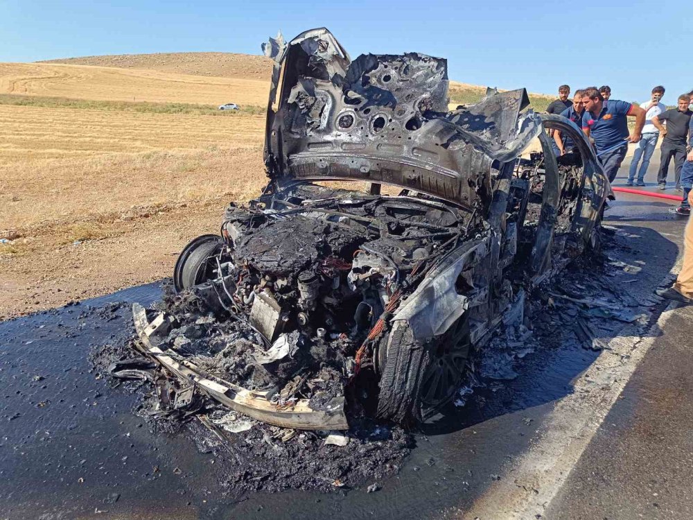 Kurtalan'da seyir halindeki araç kül oldu