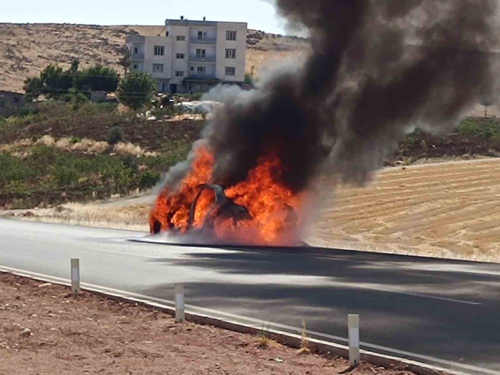 Kurtalan'da seyir halindeki araç kül oldu