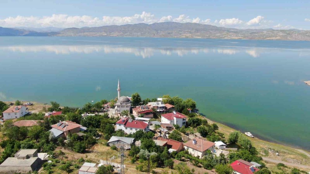 Suların yükselmesiyle yarımadaya dönüşen köy, eşsiz manzaraya büründü