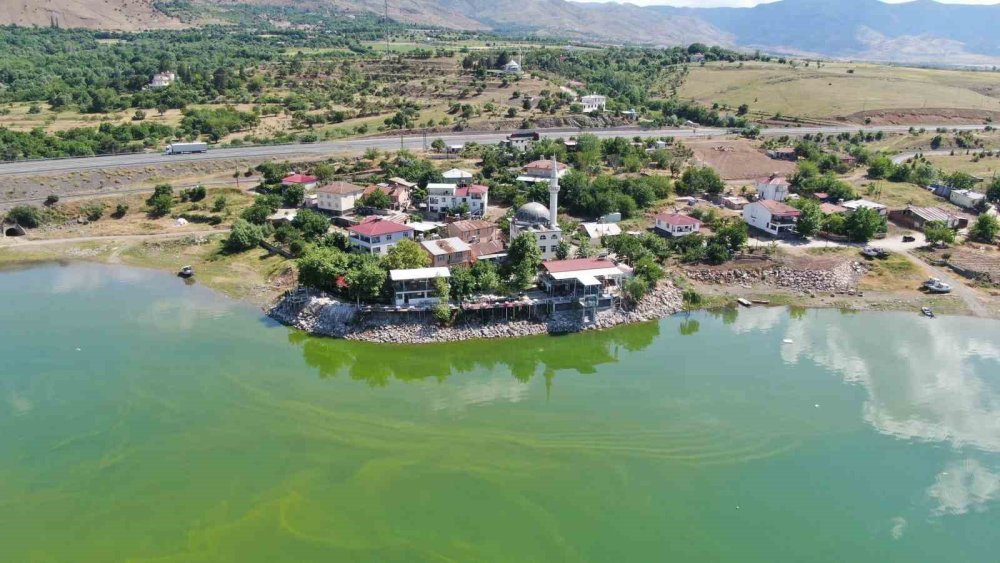Suların yükselmesiyle yarımadaya dönüşen köy, eşsiz manzaraya büründü