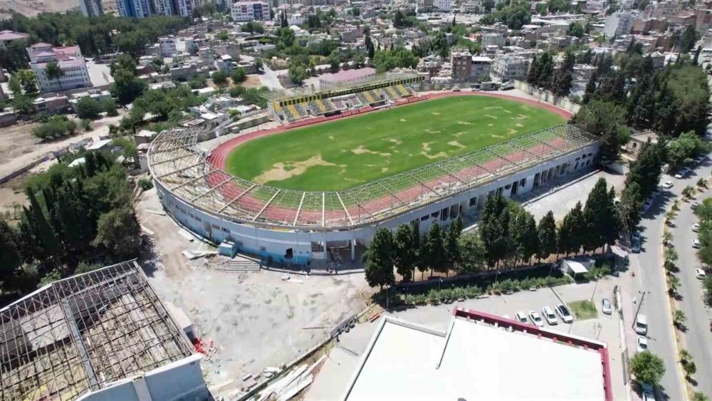 50 yıllık stadyum yerine yenisi yapılmak için yıkılıyor