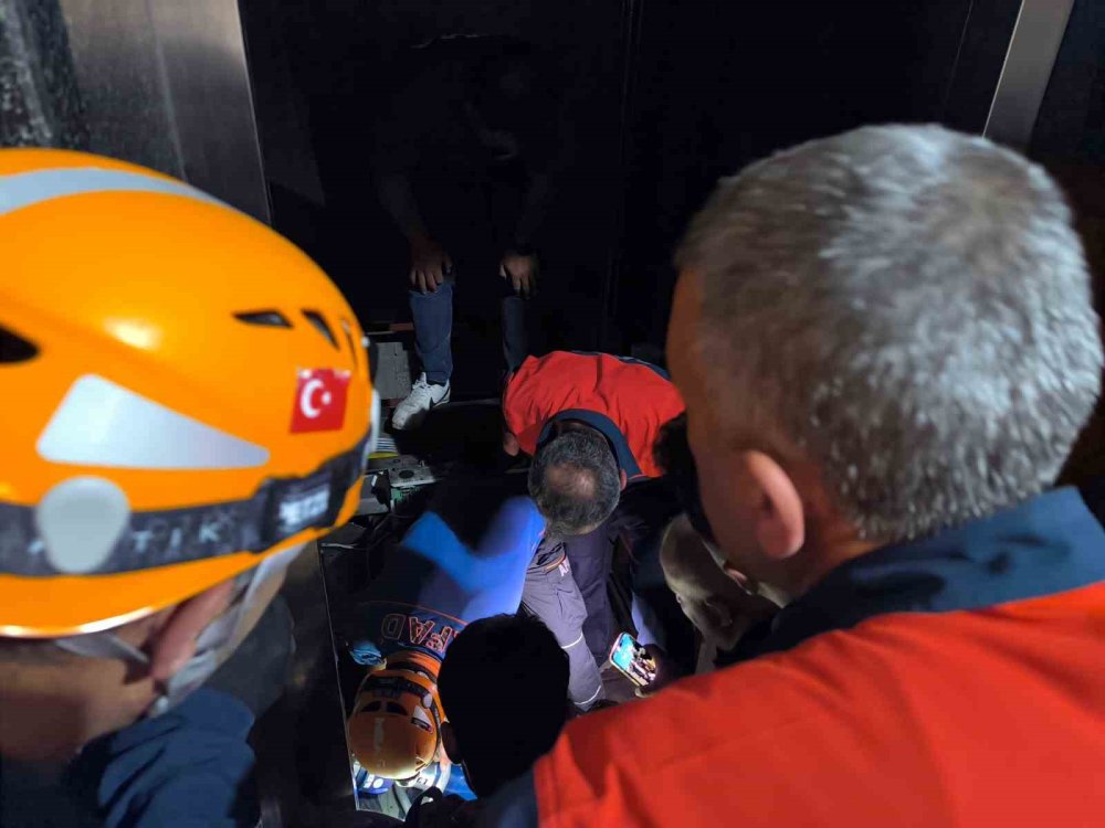 Asansörde mahsur kalan vatandaşlar AFAD tarafından kurtarıldı