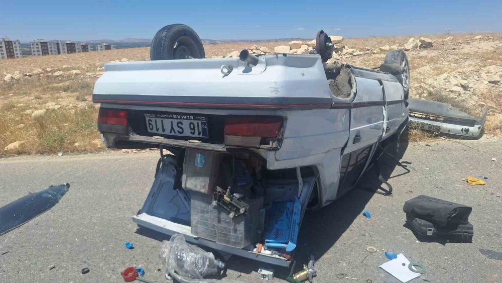 Birecik'te lastiği yerinden kopan otomobil devrildi: 2 yaralı