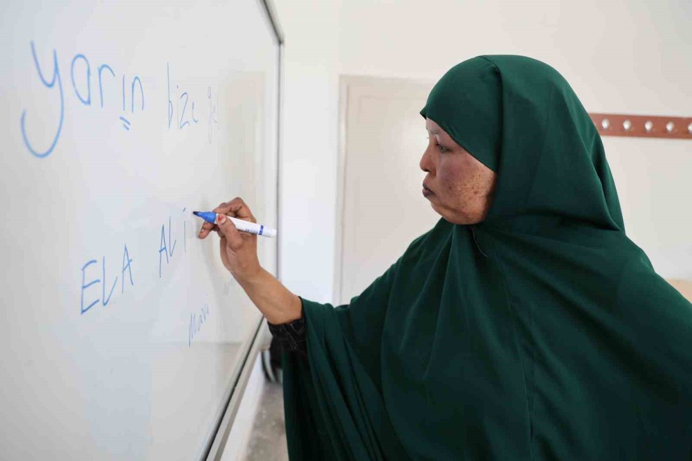 Kanser hastası annesi için 6 bin kilometre geldi: Tercüman bulamadığı için Türkçe kursuna yazıldı