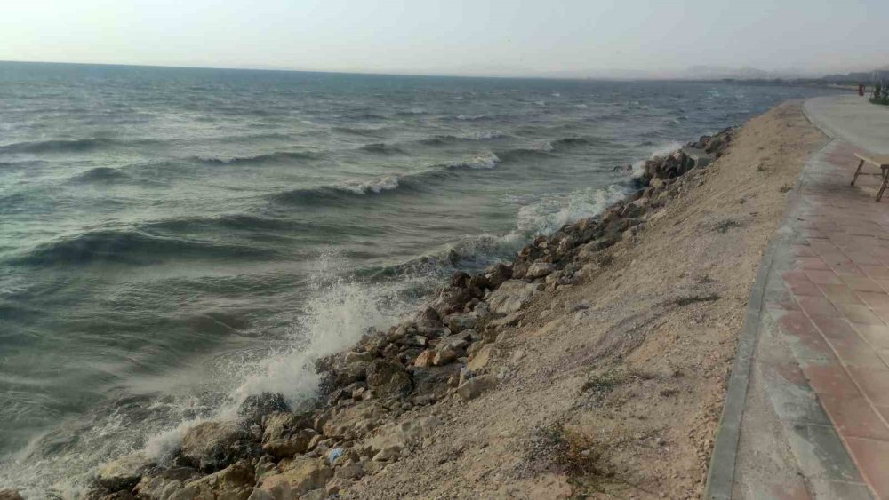 Van’da şiddetli rüzgar: Dalgalar Van Gölü sahilini dövdü