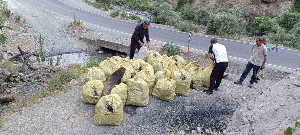 CİSAD üyeleri 33 çuval çöp topladı