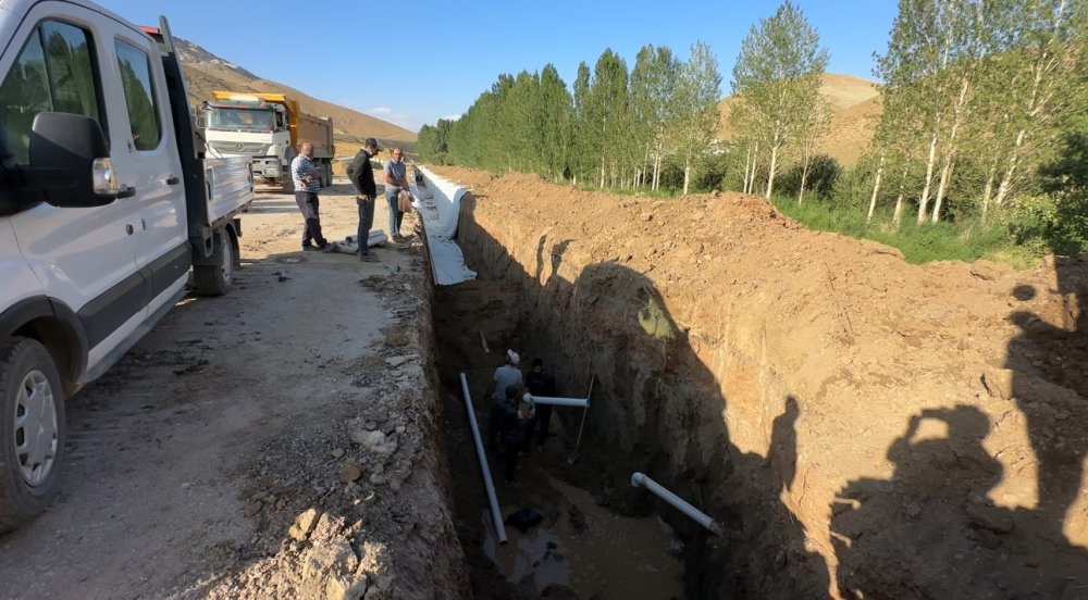 Yüksekova’da sulama hattı boru döşeme çalışmaları sürüyor
