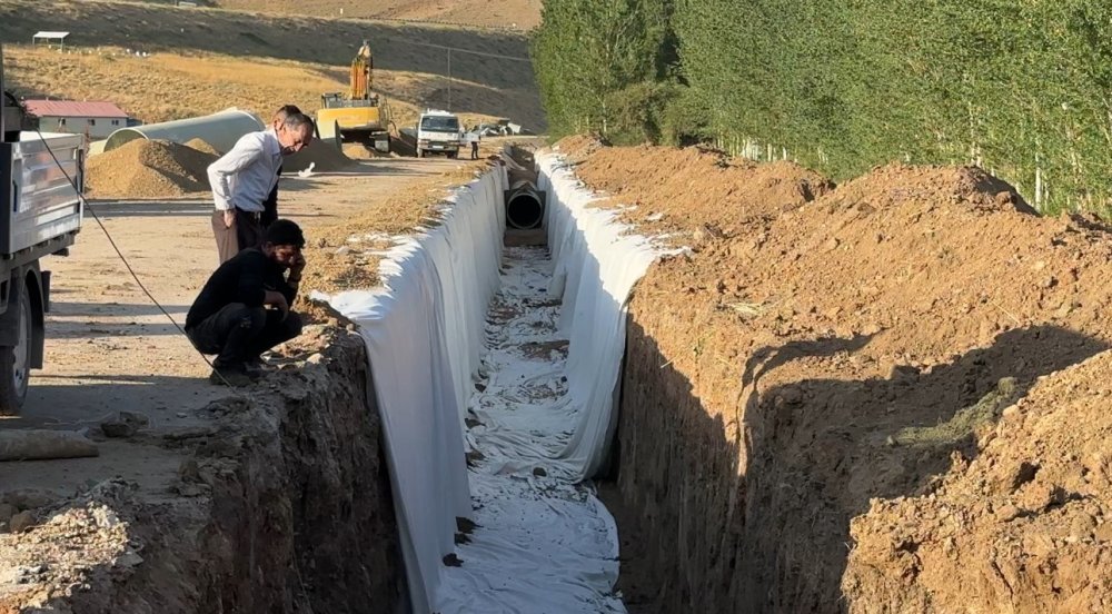 Yüksekova’da sulama hattı boru döşeme çalışmaları sürüyor