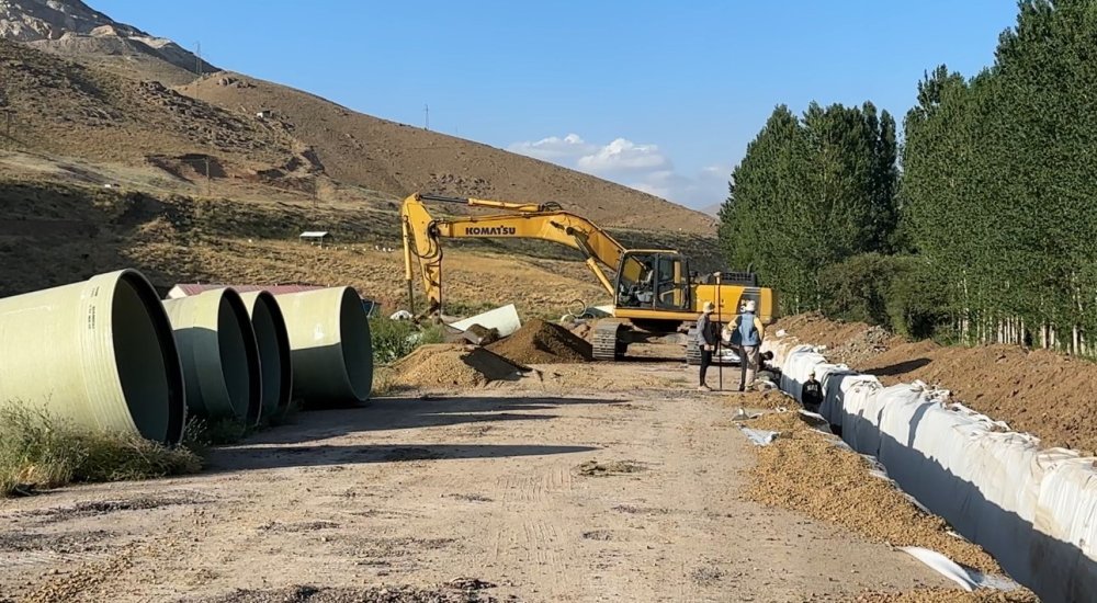 Yüksekova’da sulama hattı boru döşeme çalışmaları sürüyor