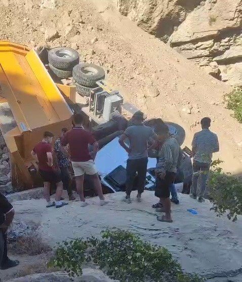 Adıyaman'da kontrolden çıkan kamyon uçuruma yuvarlandı: 1 ölü