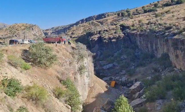 Adıyaman'da kontrolden çıkan kamyon uçuruma yuvarlandı: 1 ölü