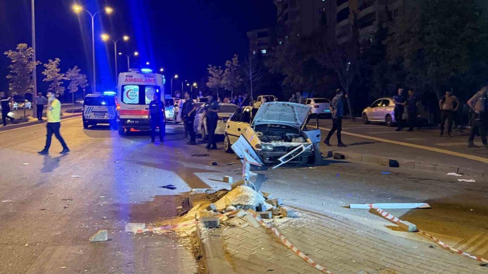 Antep’te 3 otomobilin karıştığı kazada ortalık savaş alanına döndü: 6 yaralı, 12 gözaltı