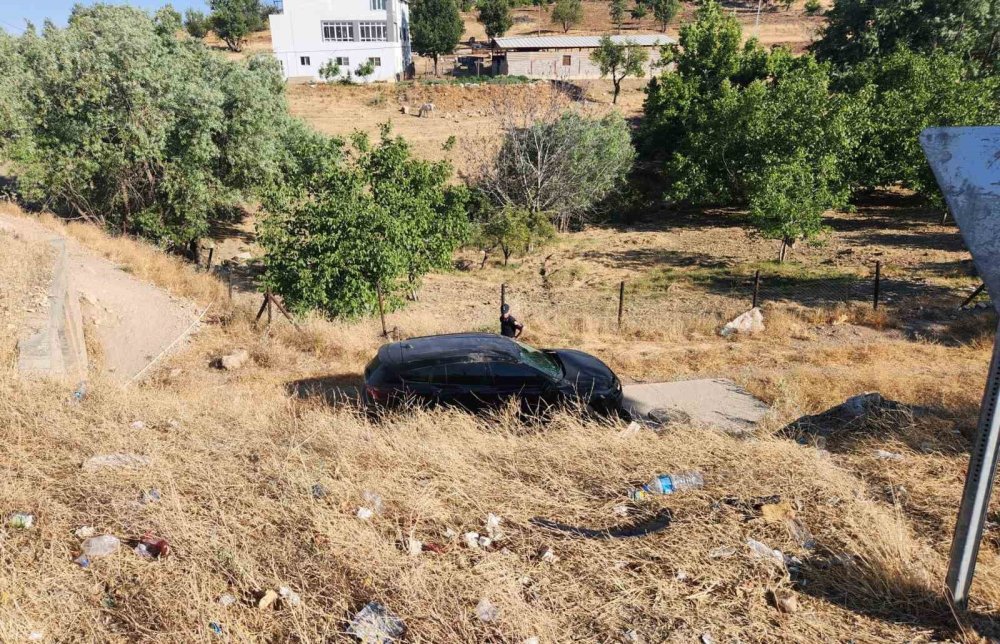 Gölbaşı'nda otomobil şarampole uçtu: 3 yaralı