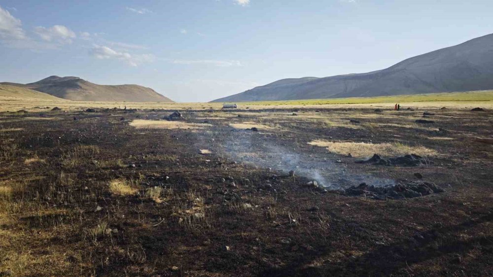 Iğdır’da tarla yangını: 250 ot balyası yandı