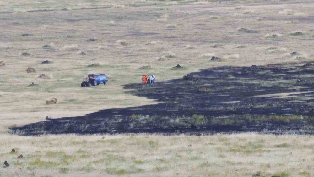 Iğdır’da tarla yangını: 250 ot balyası yandı