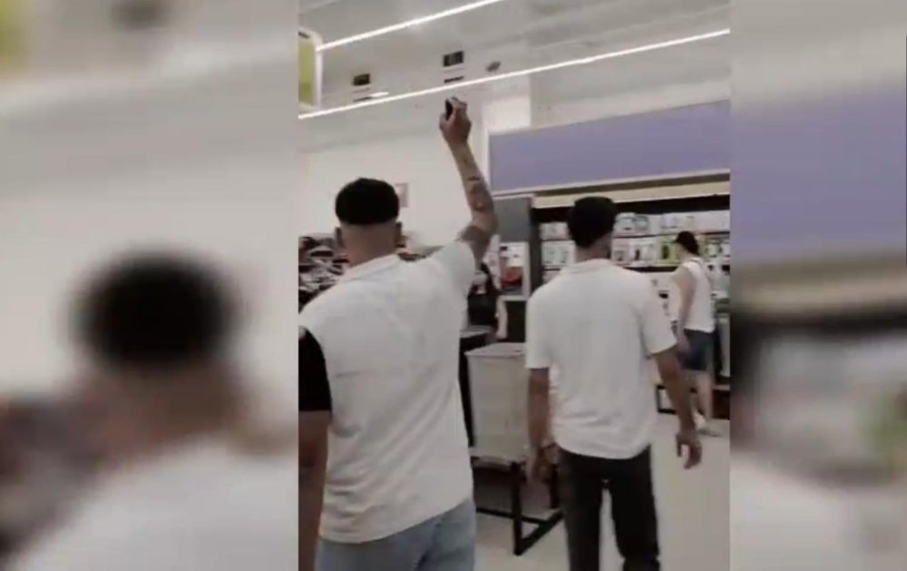 Markette etrafa deodorant sıkan şahıs gözaltına alındı