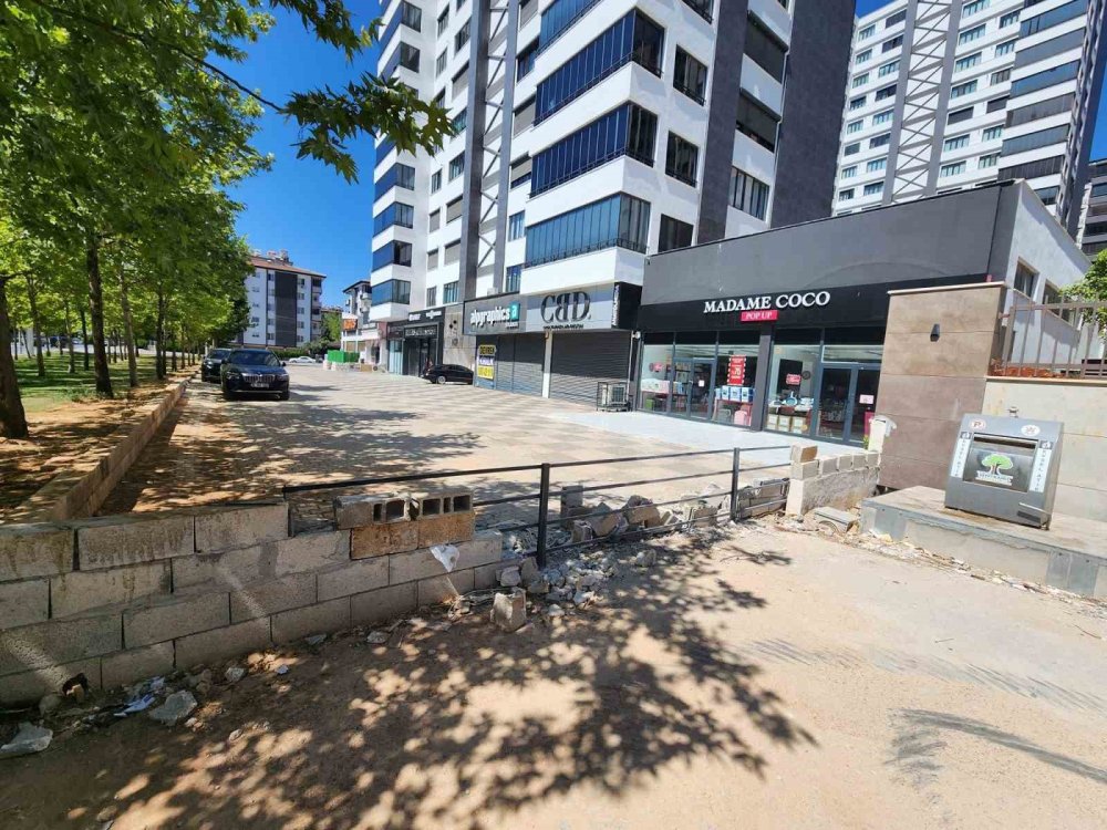 Antep’te kapanan yol iki bina arasında krize neden oldu