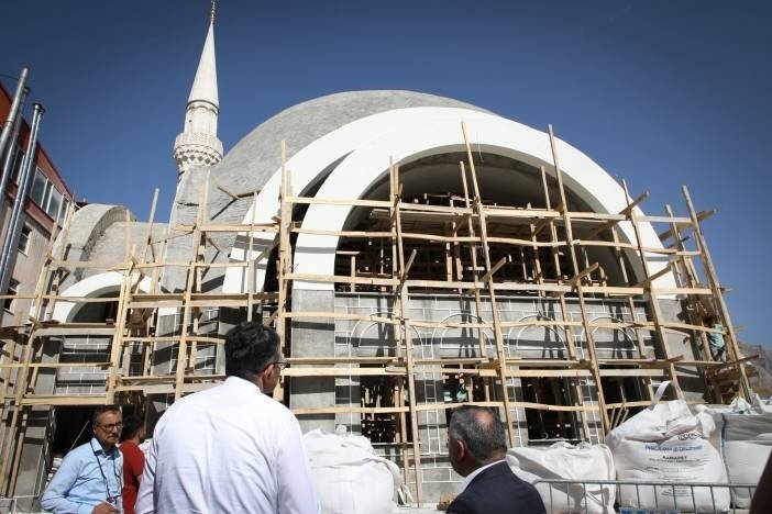Vali Çelik yapımı süren cami inşaatlarını inceledi