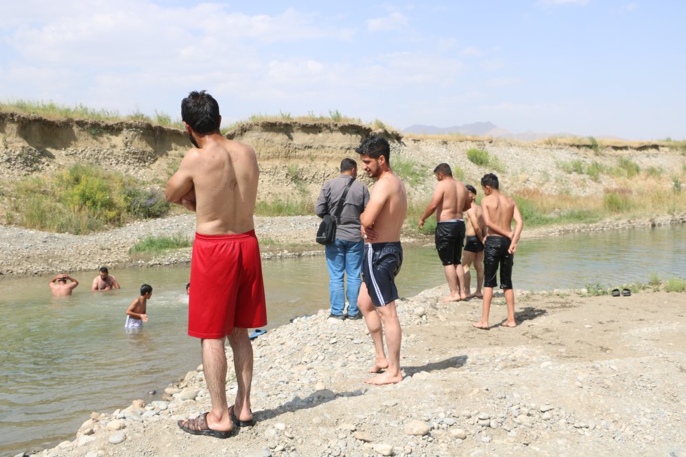 Yüksekova'da sıcaklardan bunalanlar derede serinliyor