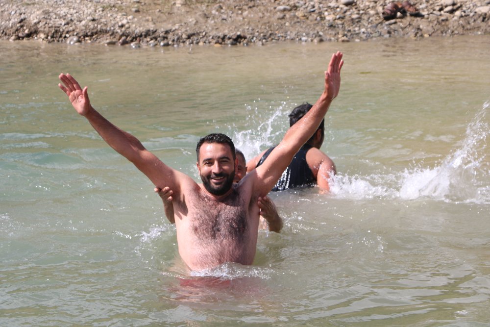 Yüksekova'da sıcaklardan bunalanlar derede serinliyor