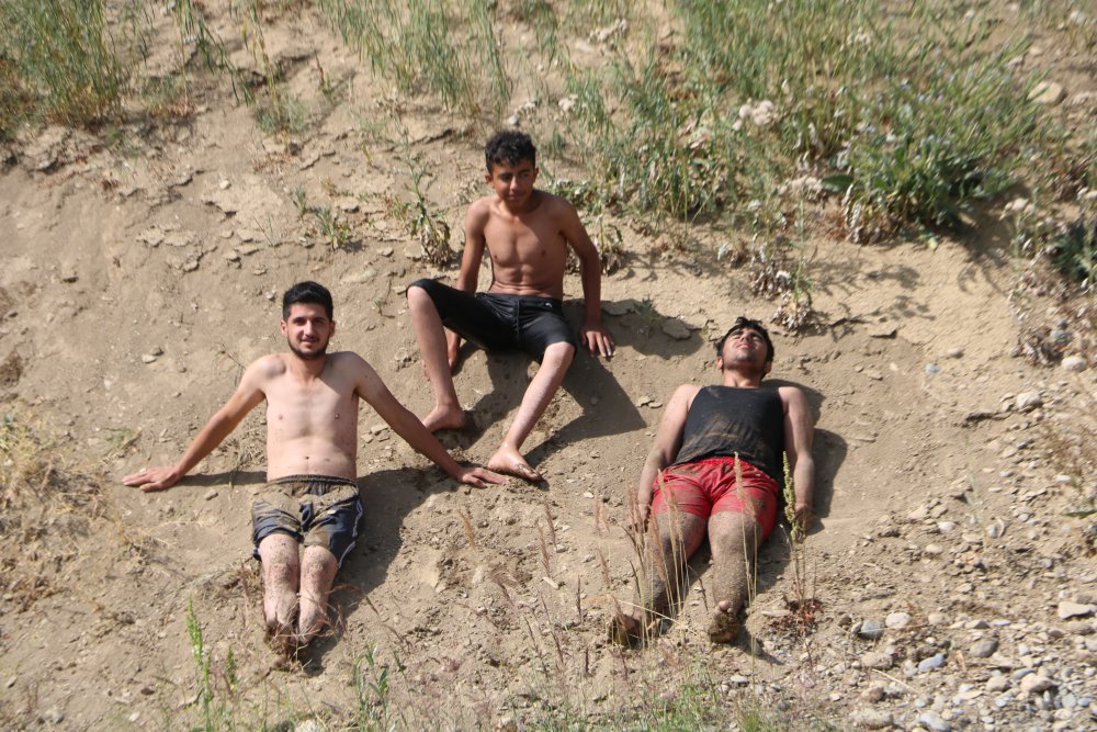 Yüksekova'da sıcaklardan bunalanlar derede serinliyor