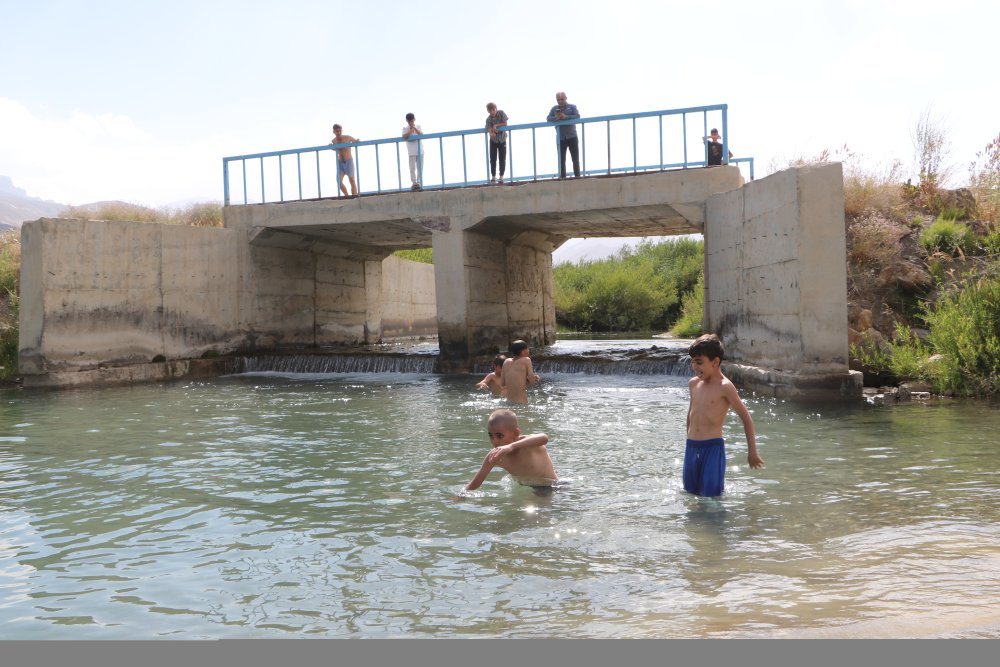 Yüksekova'da sıcaklardan bunalanlar derede serinliyor