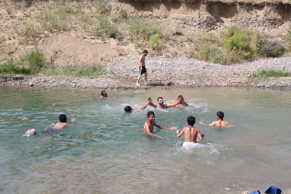 Yüksekova'da sıcaklardan bunalanlar derede serinliyor