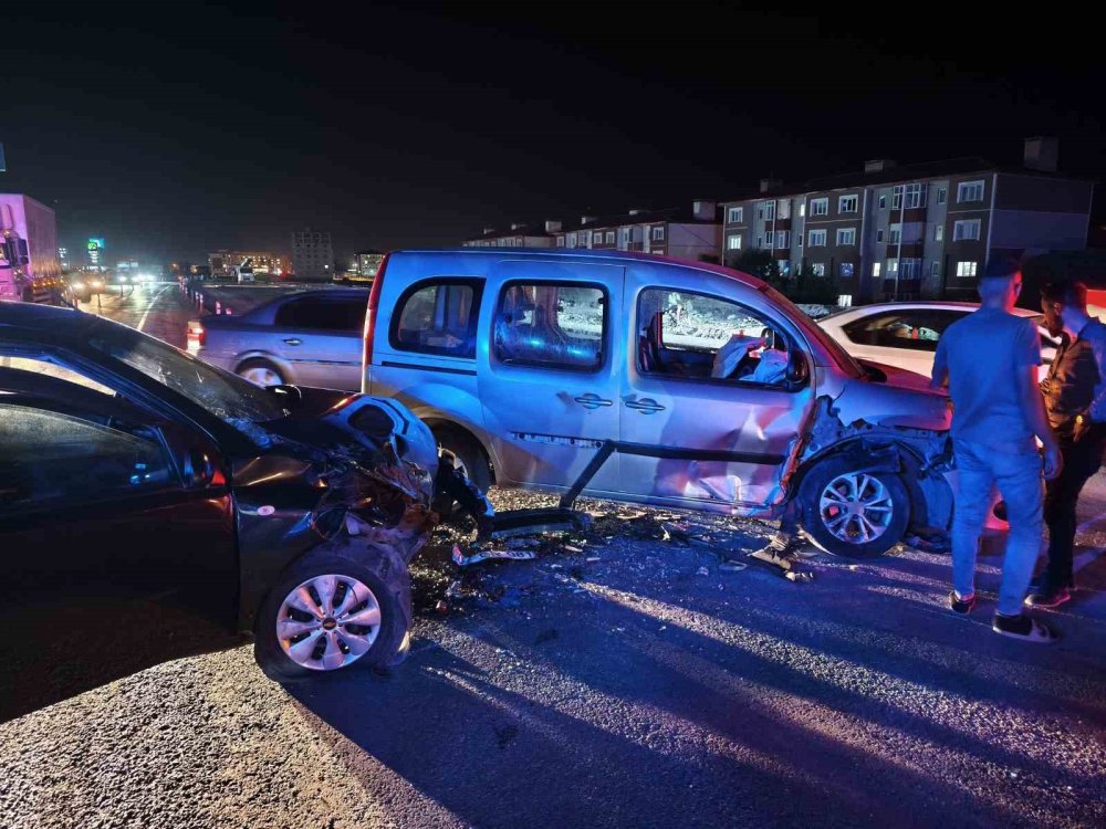 Tatvan yolunda trafik kazası: 6’sı çocuk 14 kişi yaralandı