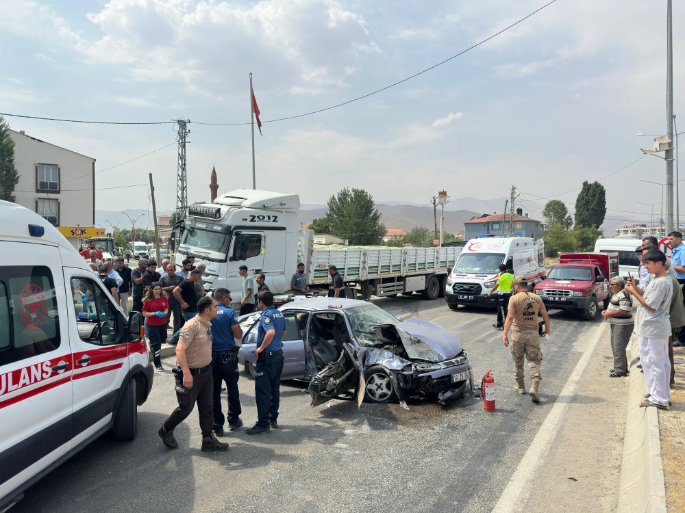 Gürpınar'da TIR ve otomobil çarpıştı; aynı aileden 4 kişi yaralandı