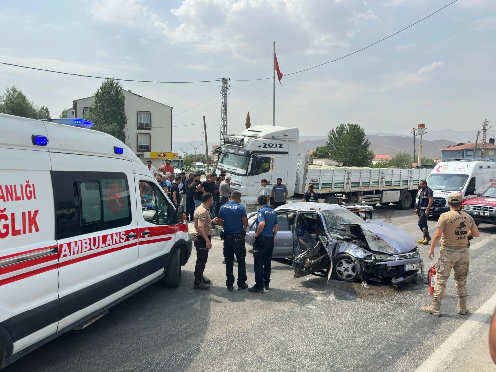 Gürpınar'da TIR ve otomobil çarpıştı; aynı aileden 4 kişi yaralandı