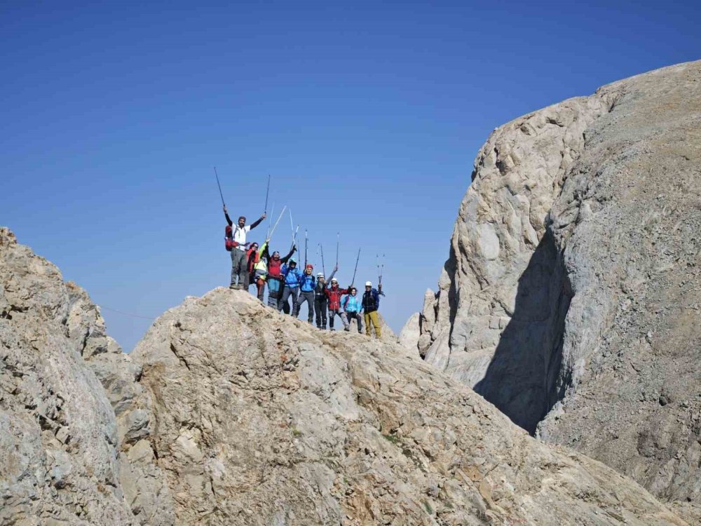 Ankara Kutup Yıldızı Kulübü üyeleri Reşko zirvesine tırmandı