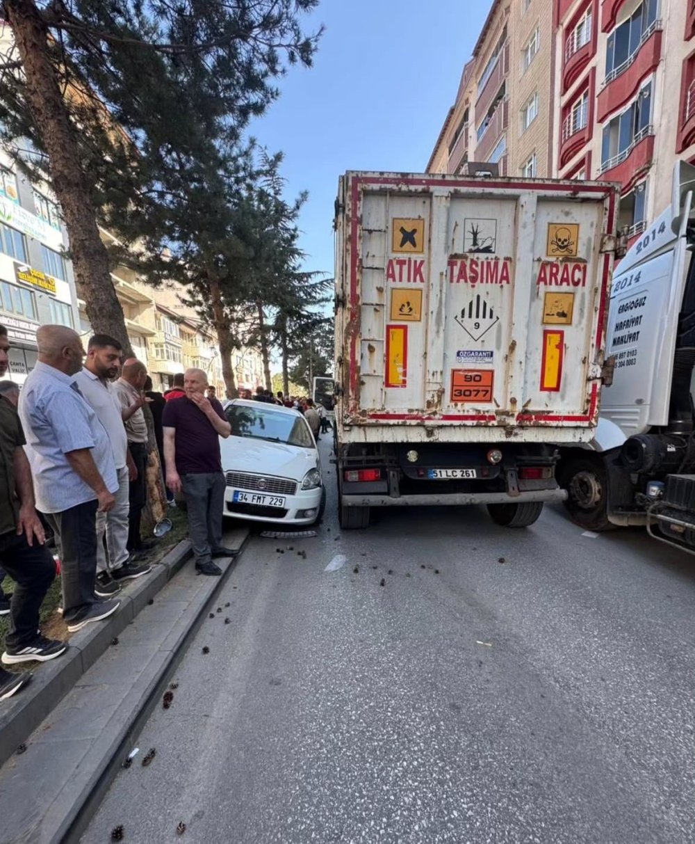 Tatvan'da kalp krizi geçiren tır sürüsü otomobile çarptı: 2 yaralı